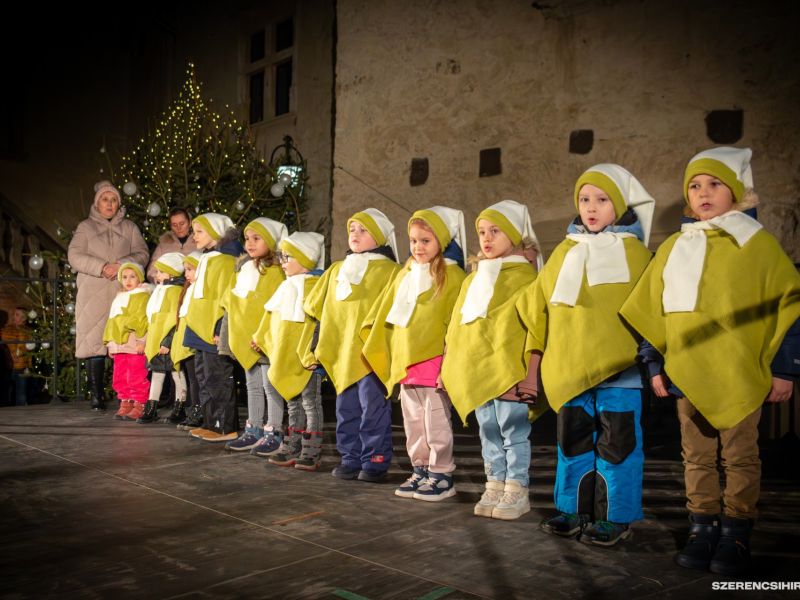 Szerencsen is fellobbant december 1-én az első gyertya a város adventi koszorúján. A gyertyagyújtást