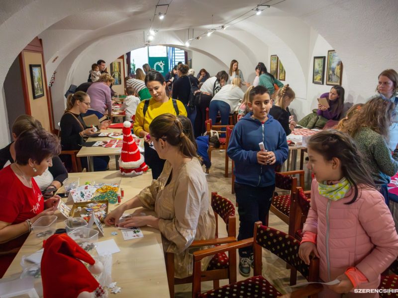 Szerencsen is fellobbant december 1-én az első gyertya a város adventi koszorúján. A gyertyagyújtást