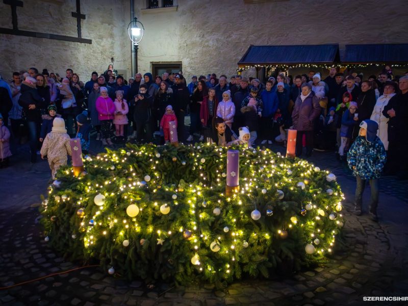 Szerencsen is fellobbant december 1-én az első gyertya a város adventi koszorúján. A gyertyagyújtást