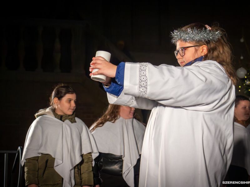 Szerencsen is fellobbant december 1-én az első gyertya a város adventi koszorúján. A gyertyagyújtást