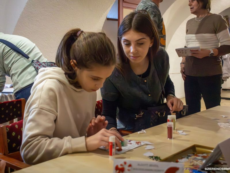 Szerencsen is fellobbant december 1-én az első gyertya a város adventi koszorúján. A gyertyagyújtást