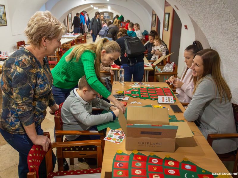 Szerencsen is fellobbant december 1-én az első gyertya a város adventi koszorúján. A gyertyagyújtást