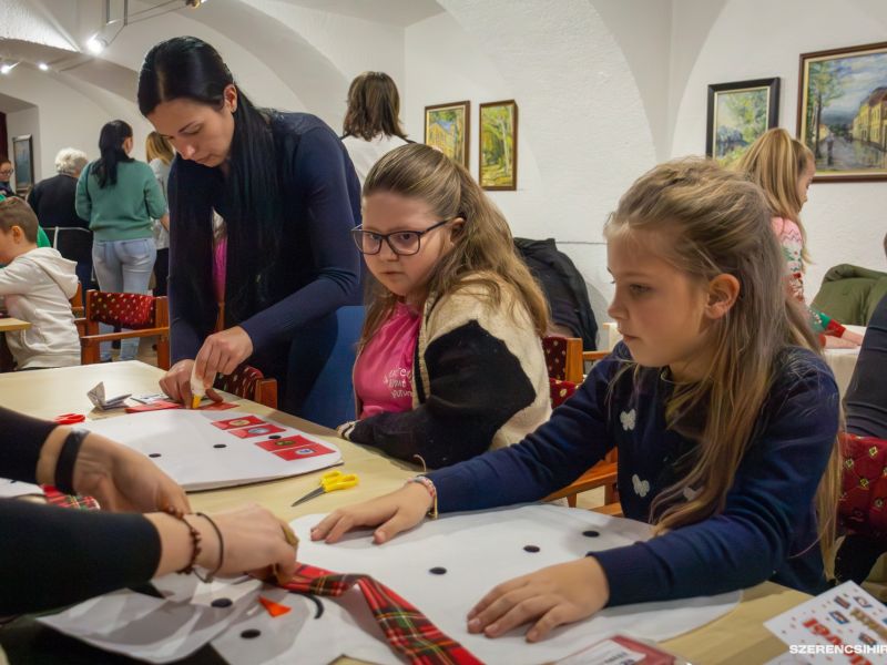 Szerencsen is fellobbant december 1-én az első gyertya a város adventi koszorúján. A gyertyagyújtást