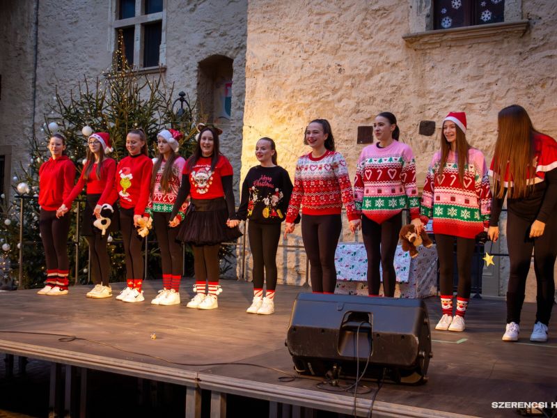 Városunk adventi koszorúján december 22-én fellobbant az utolsó gyertya lángja. A gyertyagyújtást me