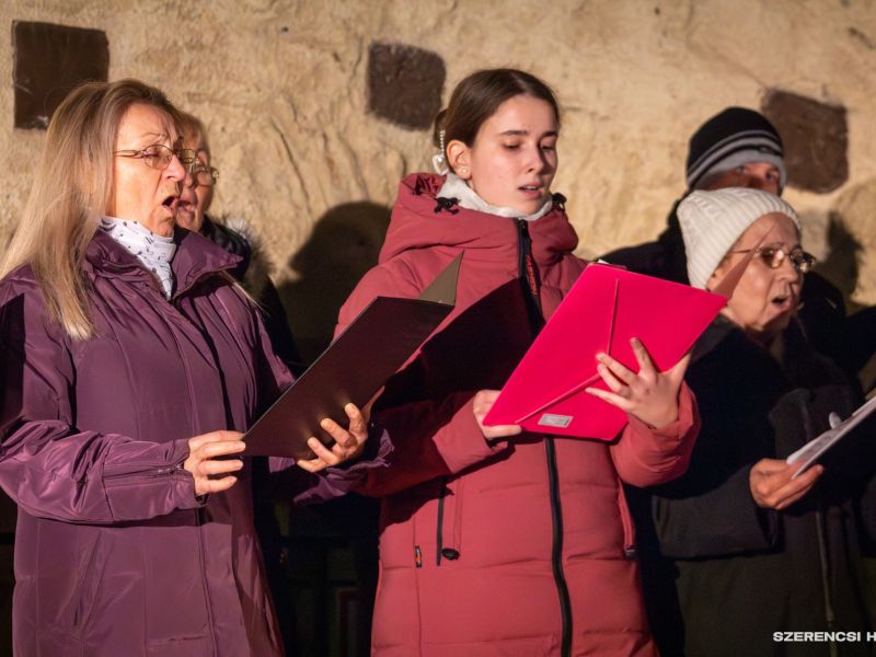 Városunk adventi koszorúján december 22-én fellobbant az utolsó gyertya lángja. A gyertyagyújtást me