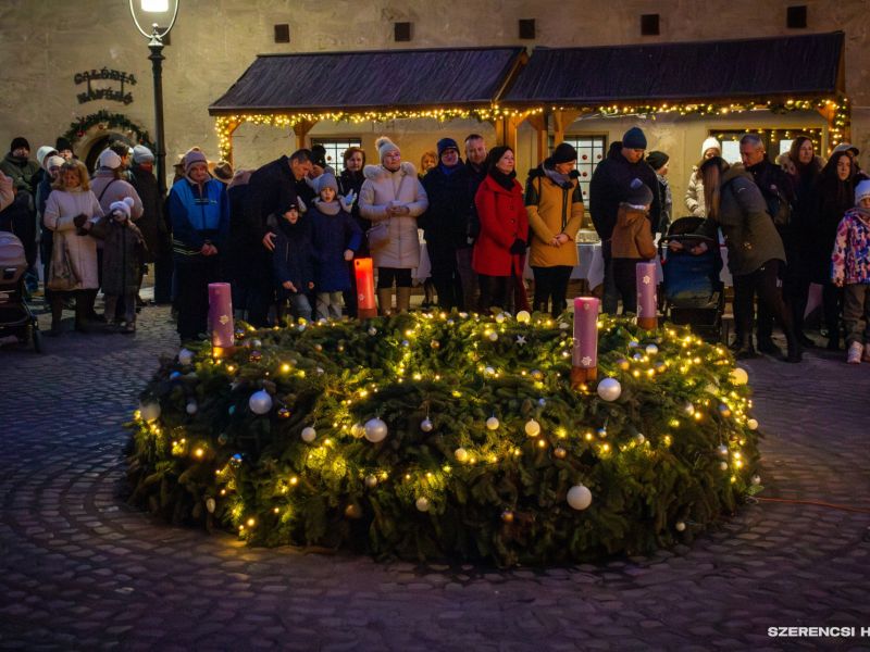 Városunk adventi koszorúján december 22-én fellobbant az utolsó gyertya lángja. A gyertyagyújtást me