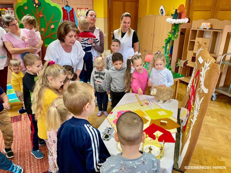 A Szerencsi Óvoda és Bölcsőde, Gyárkerti épületében október 2-án minden a magyar népmeséről szólt. A