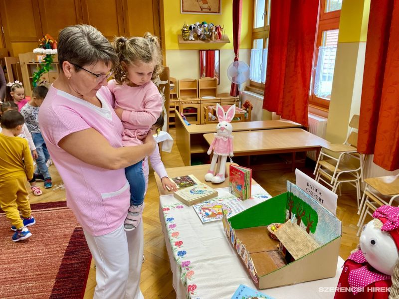 A Szerencsi Óvoda és Bölcsőde, Gyárkerti épületében október 2-án minden a magyar népmeséről szólt. A